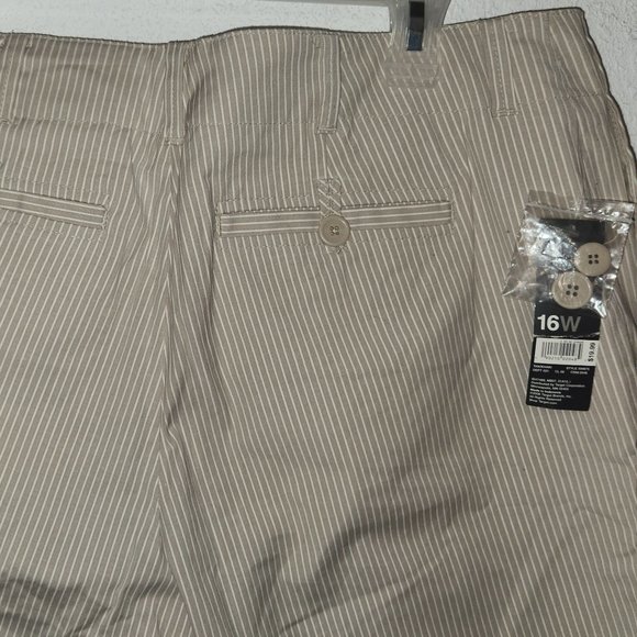 Mossino Ladie's stretch shorts, in size 16W NWT - Picture 8 of 12